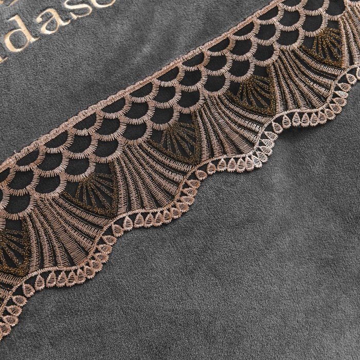 91家纺网 家纺一手货源 找家纺 仟网汇 2025热款轻奢贵族风蕾丝立体刺绣高克重牛奶绒四件套金貂绒法莱绒 高级灰