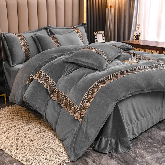 91家纺网 家纺一手货源 找家纺 仟网汇 2025热款轻奢贵族风蕾丝立体刺绣高克重牛奶绒四件套金貂绒法莱绒 高级灰