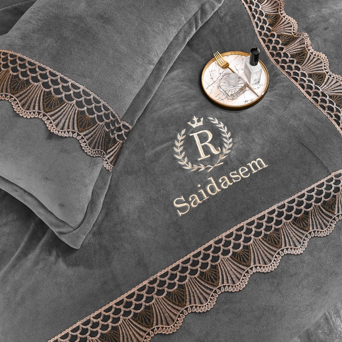 91家纺网 家纺一手货源 找家纺 仟网汇 2025热款轻奢贵族风蕾丝立体刺绣高克重牛奶绒四件套金貂绒法莱绒 高级灰