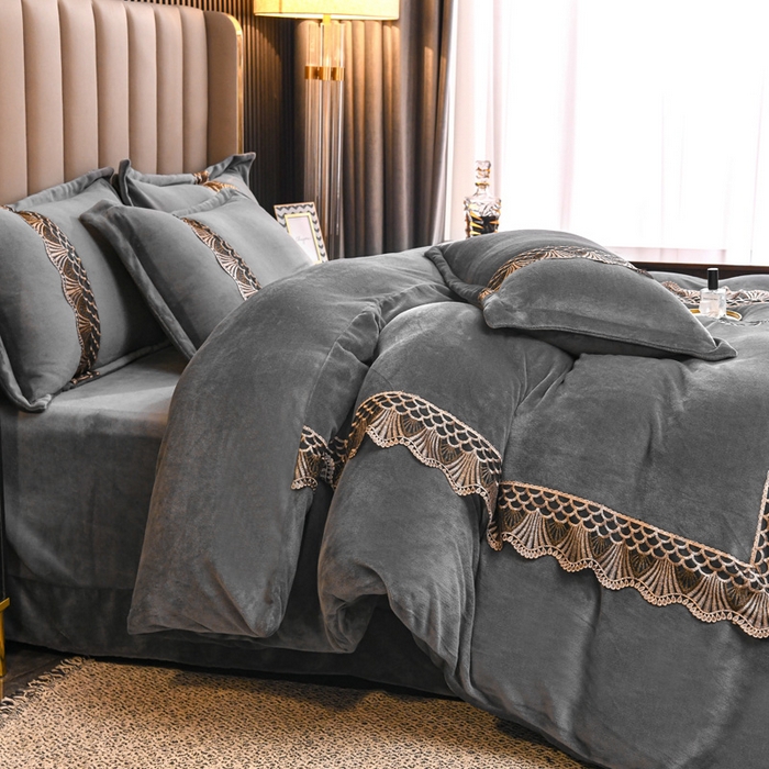 91家纺网 家纺一手货源 找家纺 仟网汇 2025热款轻奢贵族风蕾丝立体刺绣高克重牛奶绒四件套金貂绒法莱绒 高级灰