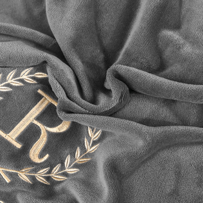 91家纺网 家纺一手货源 找家纺 仟网汇 2025热款轻奢贵族风蕾丝立体刺绣高克重牛奶绒四件套金貂绒法莱绒 高级灰