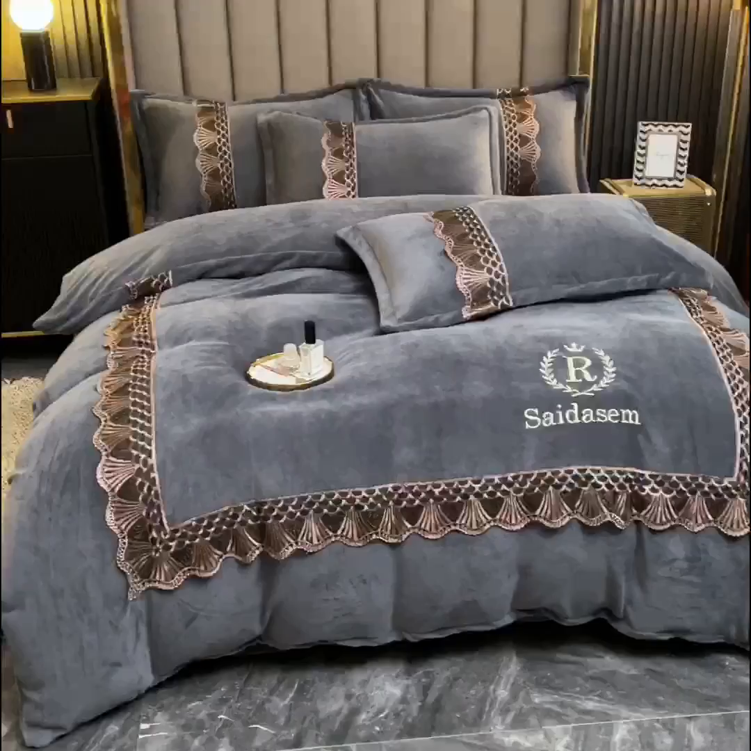 91家纺网 家纺一手货源 找家纺 仟网汇 2025热款轻奢贵族风蕾丝立体刺绣高克重牛奶绒四件套金貂绒法莱绒 高级灰