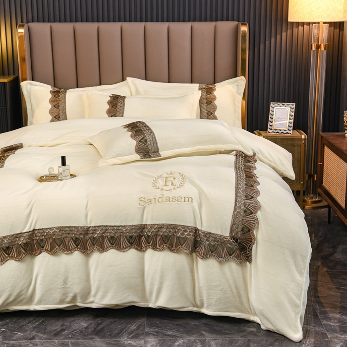 91家纺网 家纺一手货源 找家纺 仟网汇 2025热款轻奢贵族风蕾丝立体刺绣高克重牛奶绒四件套金貂绒法莱绒 奶白