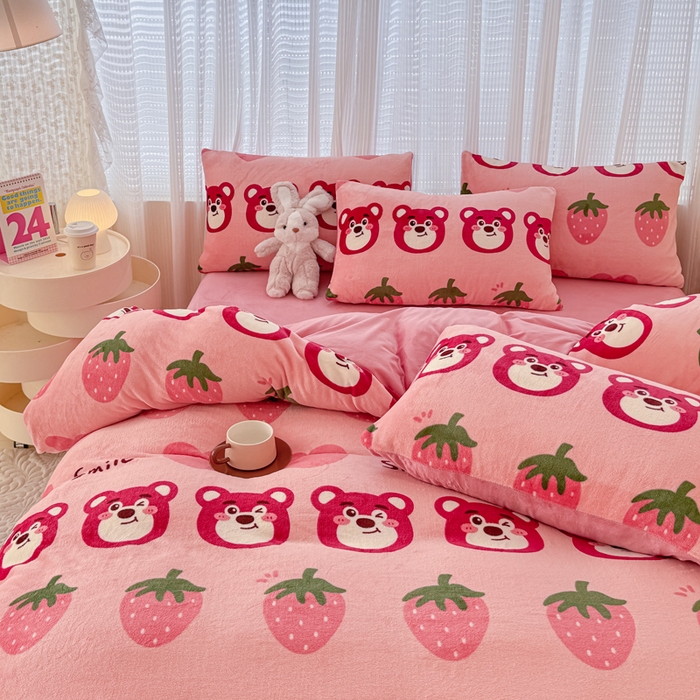 91家纺网 家纺一手货源 找家纺 仟网汇 2025新款直播热款跑量牛奶绒印花款四件套 莓果熊