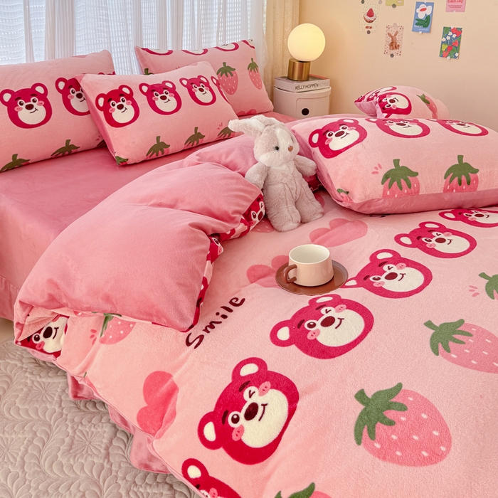 91家纺网 家纺一手货源 找家纺 仟网汇 2025新款直播热款跑量牛奶绒印花款四件套 莓果熊