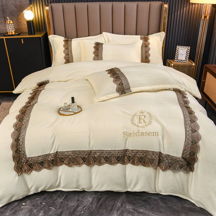 91家纺网 家纺一手货源 找家纺 仟网汇 2025热款轻奢贵族风蕾丝立体刺绣高克重牛奶绒四件套金貂绒法莱绒 奶白