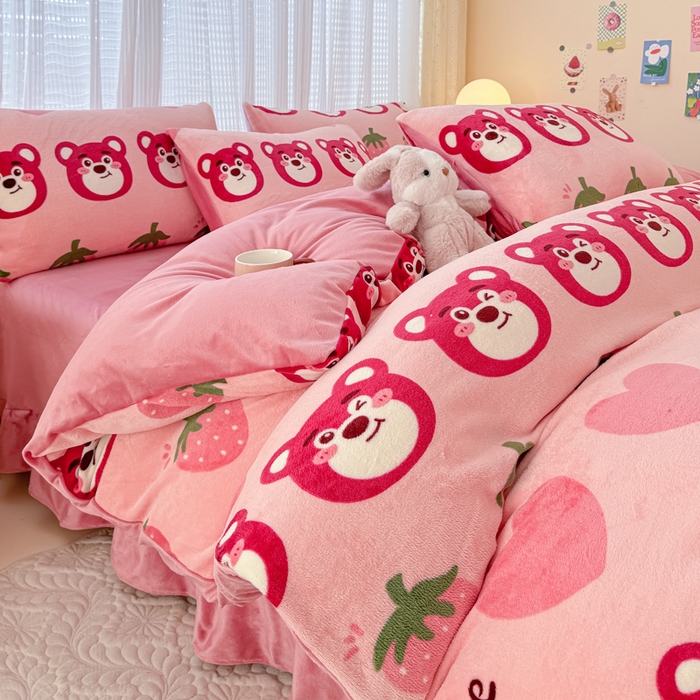 91家纺网 家纺一手货源 找家纺 仟网汇 2025新款直播热款跑量牛奶绒印花款四件套 莓果熊