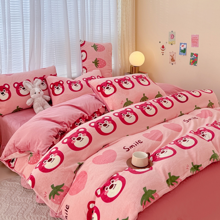 91家纺网 家纺一手货源 找家纺 仟网汇 2025新款直播热款跑量牛奶绒印花款四件套 莓果熊