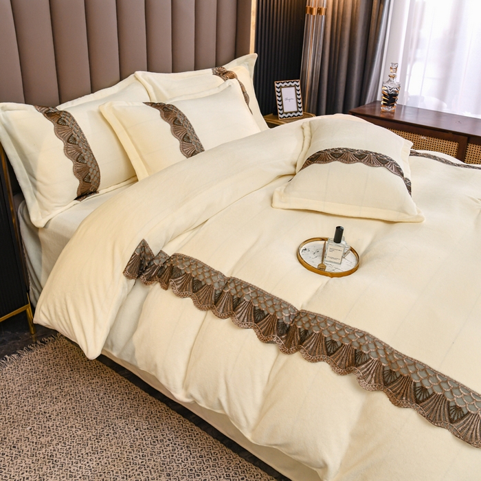 91家纺网 家纺一手货源 找家纺 仟网汇 2025热款轻奢贵族风蕾丝立体刺绣高克重牛奶绒四件套金貂绒法莱绒 奶白