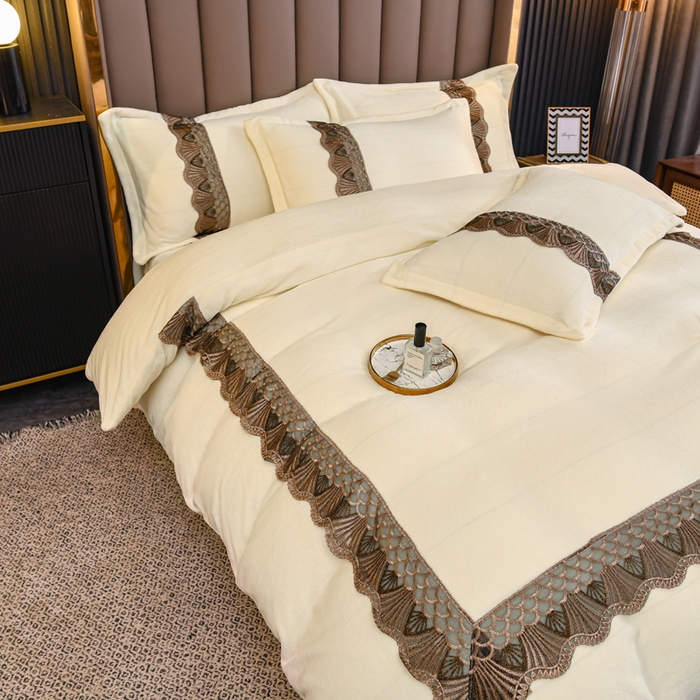 91家纺网 家纺一手货源 找家纺 仟网汇 2025热款轻奢贵族风蕾丝立体刺绣高克重牛奶绒四件套金貂绒法莱绒 奶白