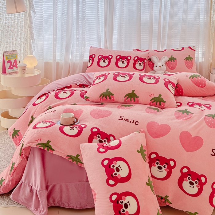 91家纺网 家纺一手货源 找家纺 仟网汇 2025新款直播热款跑量牛奶绒印花款四件套 莓果熊