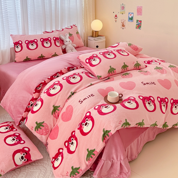 91家纺网 家纺一手货源 找家纺 仟网汇 2025新款直播热款跑量牛奶绒印花款四件套 莓果熊