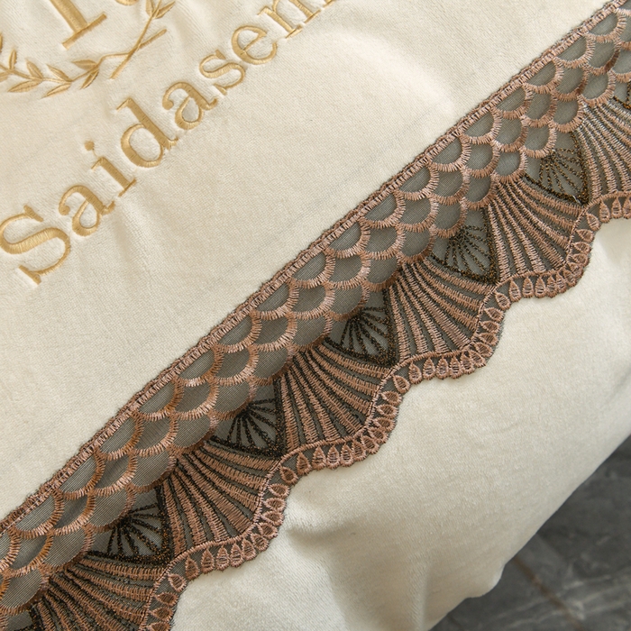 91家纺网 家纺一手货源 找家纺 仟网汇 2025热款轻奢贵族风蕾丝立体刺绣高克重牛奶绒四件套金貂绒法莱绒 奶白