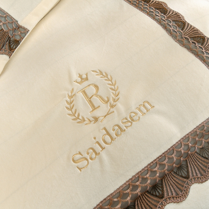 91家纺网 家纺一手货源 找家纺 仟网汇 2025热款轻奢贵族风蕾丝立体刺绣高克重牛奶绒四件套金貂绒法莱绒 奶白