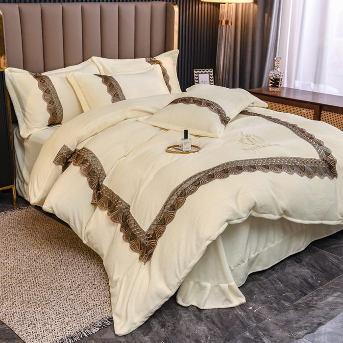 91家纺网 家纺一手货源 找家纺 仟网汇 2025热款轻奢贵族风蕾丝立体刺绣高克重牛奶绒四件套金貂绒法莱绒 奶白