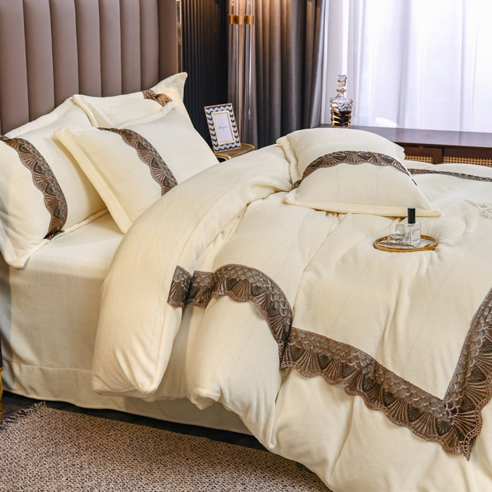 91家纺网 家纺一手货源 找家纺 仟网汇 2025热款轻奢贵族风蕾丝立体刺绣高克重牛奶绒四件套金貂绒法莱绒 奶白