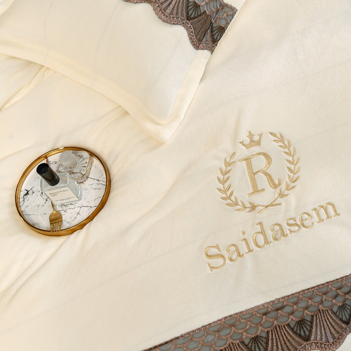 91家纺网 家纺一手货源 找家纺 仟网汇 2025热款轻奢贵族风蕾丝立体刺绣高克重牛奶绒四件套金貂绒法莱绒 奶白