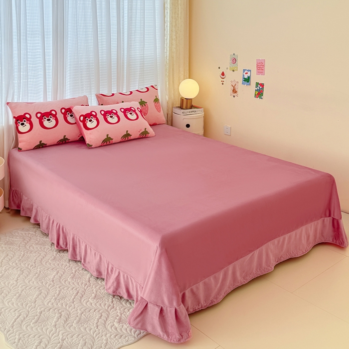 91家纺网 家纺一手货源 找家纺 仟网汇 2025新款直播热款跑量牛奶绒印花款四件套 莓果熊