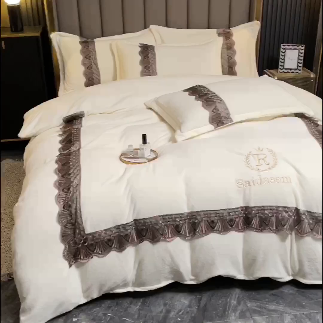 91家纺网 家纺一手货源 找家纺 仟网汇 2025热款轻奢贵族风蕾丝立体刺绣高克重牛奶绒四件套金貂绒法莱绒 奶白