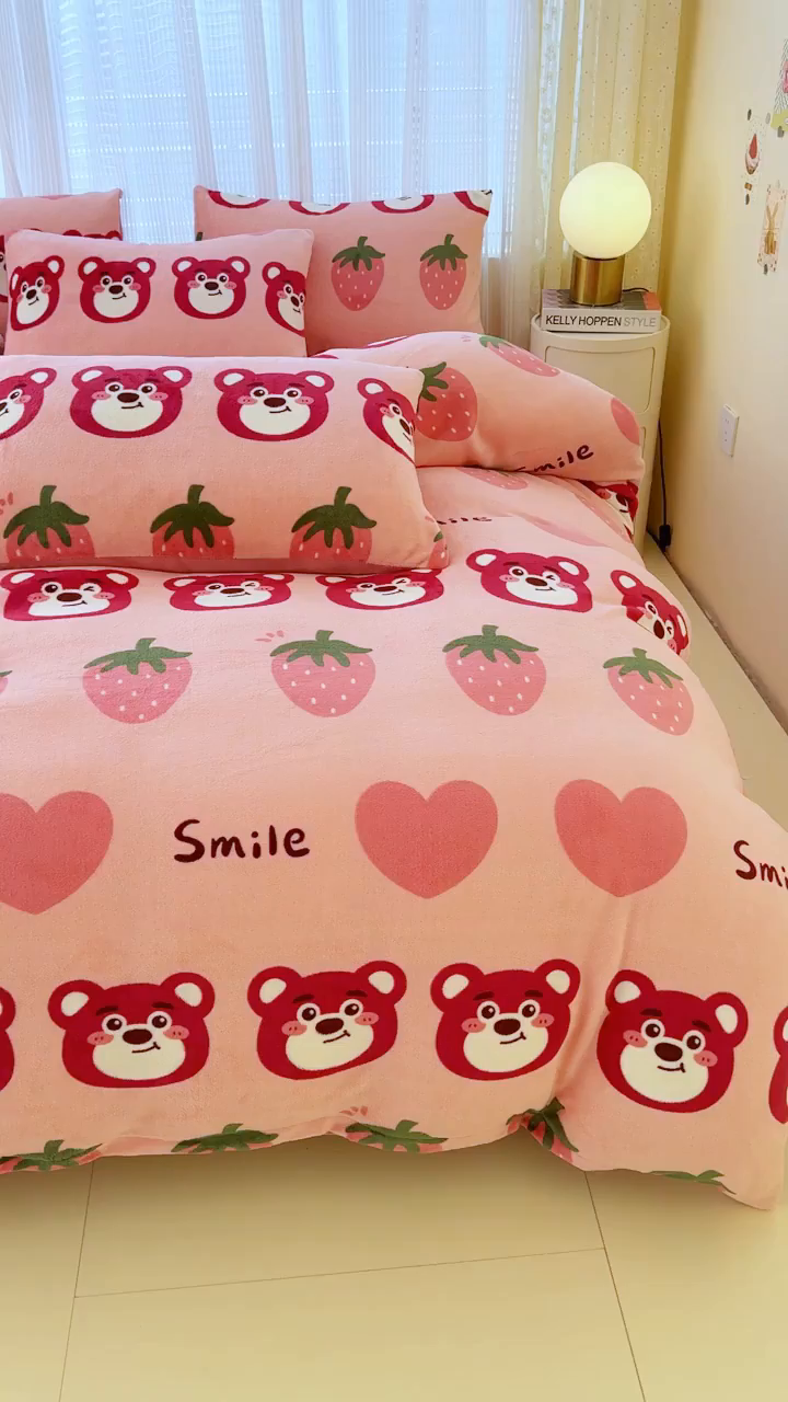 91家纺网 家纺一手货源 找家纺 仟网汇 2025新款直播热款跑量牛奶绒印花款四件套 莓果熊