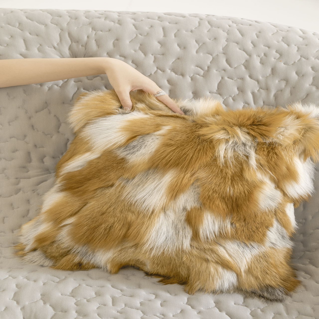 91家纺网 家纺一手货源 找家纺 [91家纺网精选] 芬兰狐狸毛抱枕