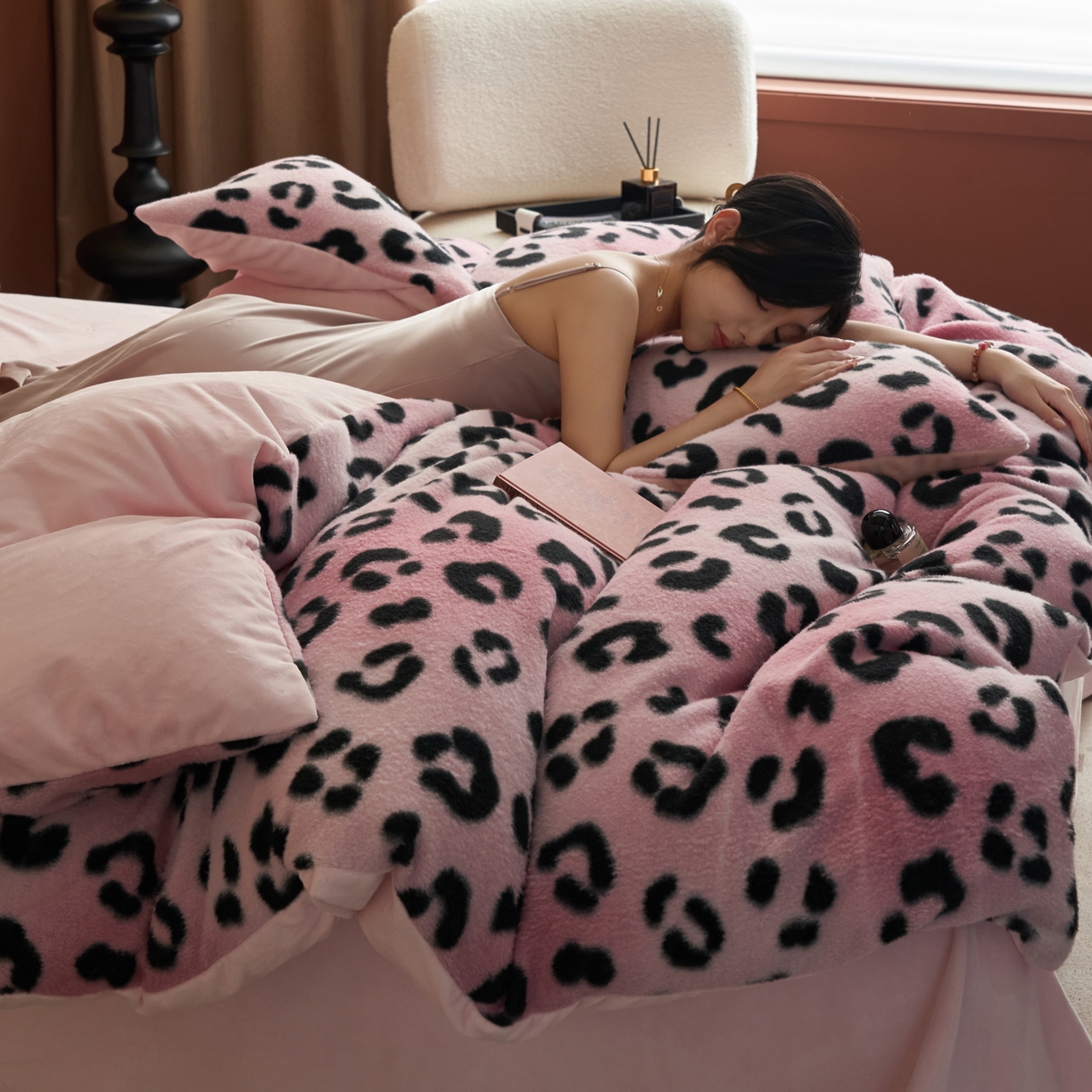 91家纺网 家纺一手货源 找家纺 晨曦家纺 2025新款加厚加绒羊驼绒四件套牛奶绒四件套 豹纹-粉