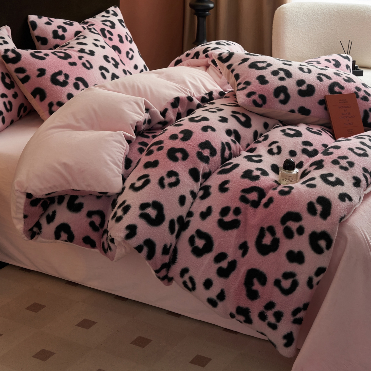 91家纺网 家纺一手货源 找家纺 晨曦家纺 2025新款加厚加绒羊驼绒四件套牛奶绒四件套 豹纹-粉