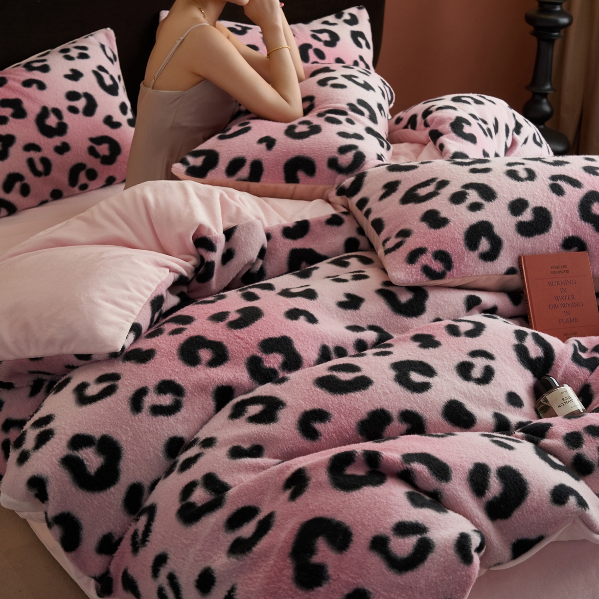 91家纺网 家纺一手货源 找家纺 晨曦家纺 2025新款加厚加绒羊驼绒四件套牛奶绒四件套 豹纹-粉