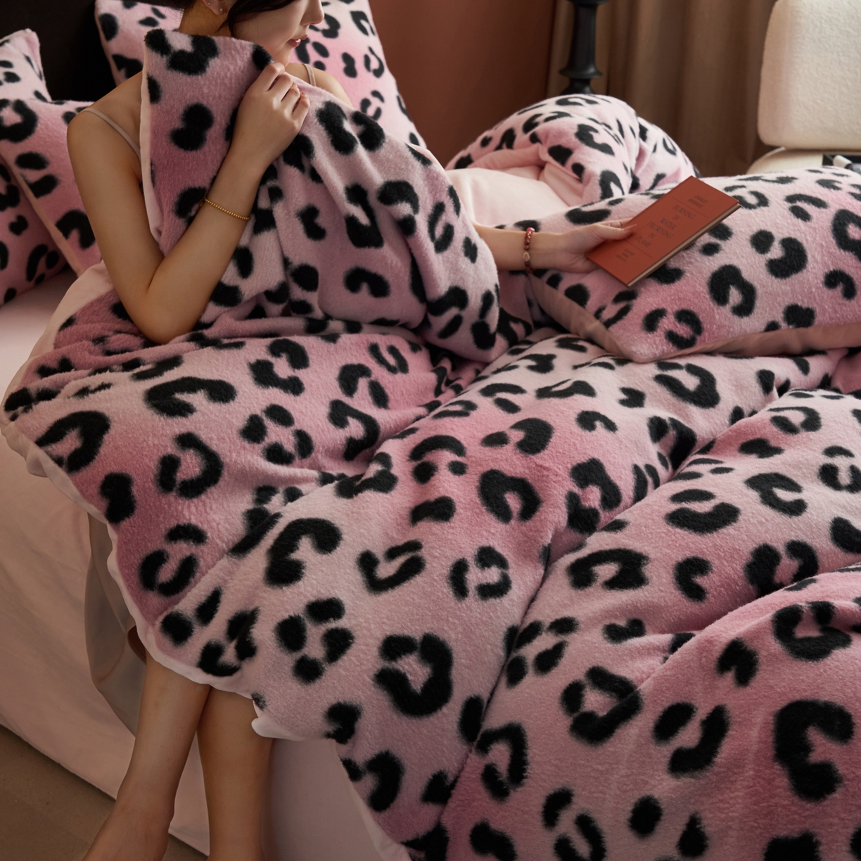 91家纺网 家纺一手货源 找家纺 晨曦家纺 2025新款加厚加绒羊驼绒四件套牛奶绒四件套 豹纹-粉