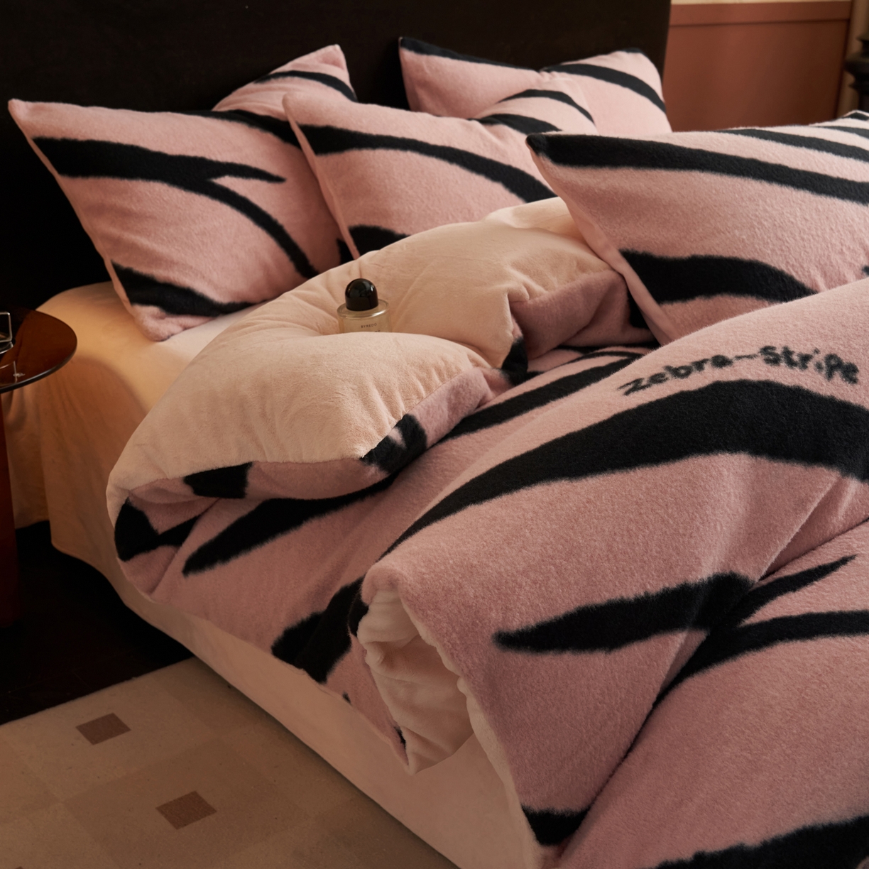 91家纺网 家纺一手货源 找家纺 晨曦家纺 2025新款加厚加绒羊驼绒四件套牛奶绒四件套 岁月流金-粉