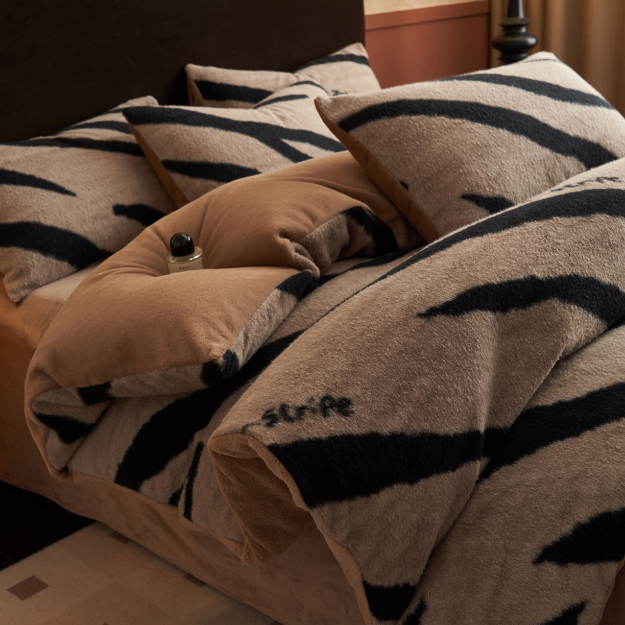 91家纺网 家纺一手货源 找家纺 晨曦家纺 2025新款加厚加绒羊驼绒四件套牛奶绒四件套 岁月流金-咖