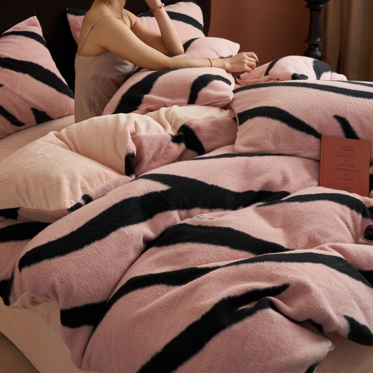 91家纺网 家纺一手货源 找家纺 晨曦家纺 2025新款加厚加绒羊驼绒四件套牛奶绒四件套 岁月流金-粉