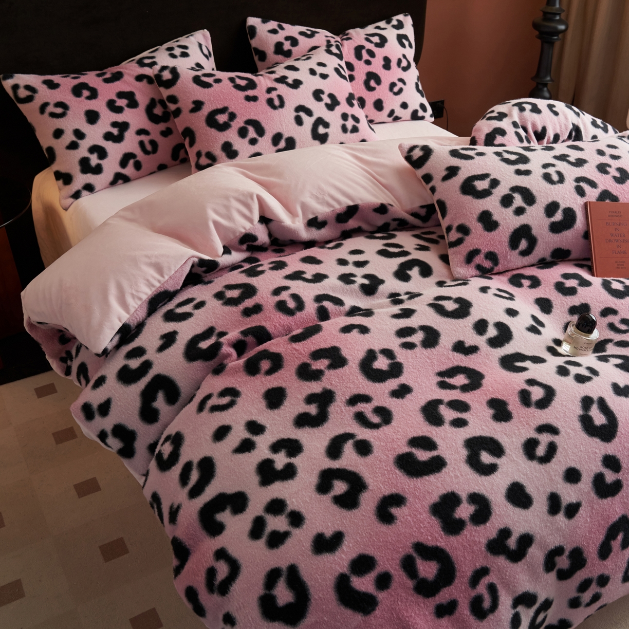 91家纺网 家纺一手货源 找家纺 晨曦家纺 2025新款加厚加绒羊驼绒四件套牛奶绒四件套 豹纹-粉