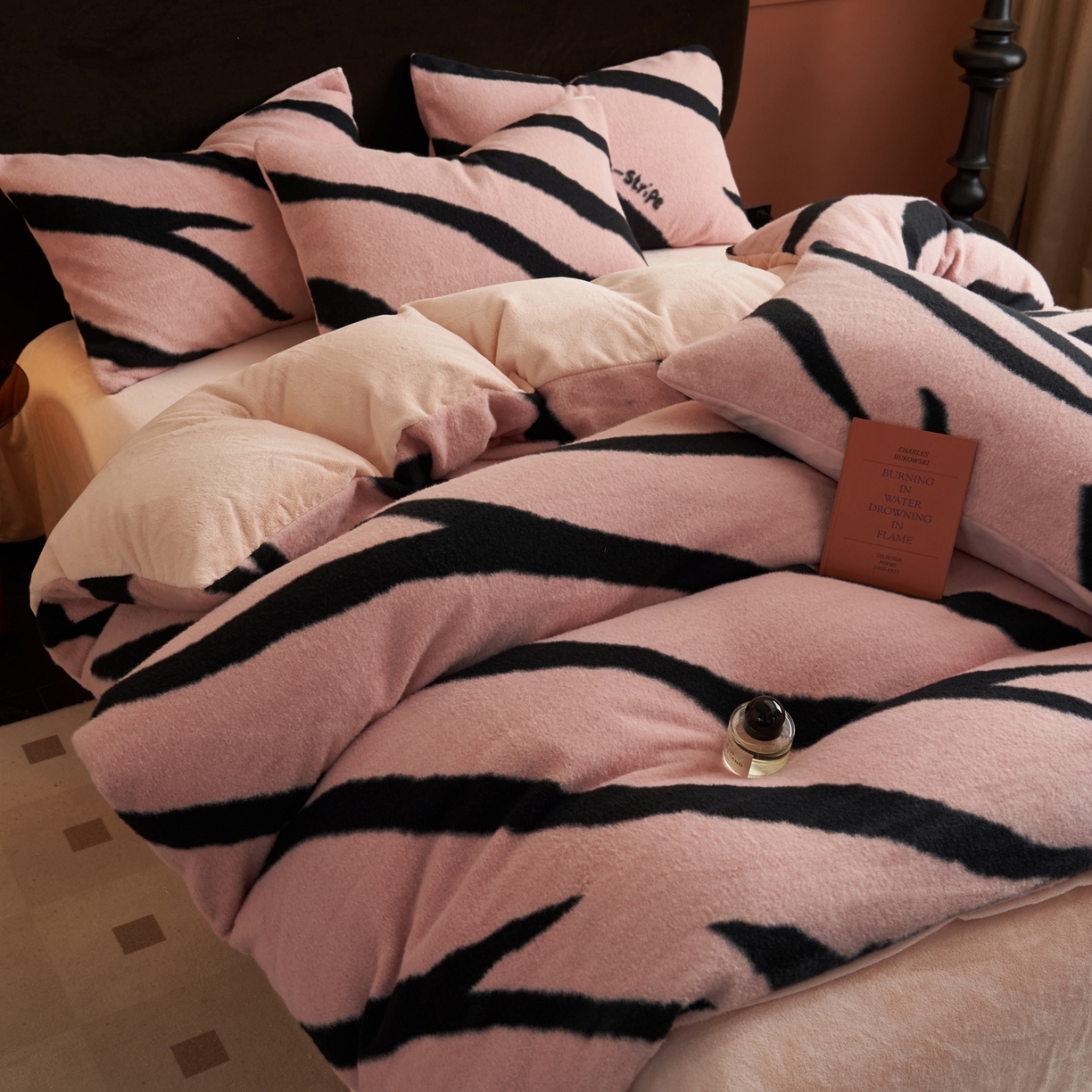 91家纺网 家纺一手货源 找家纺 晨曦家纺 2025新款加厚加绒羊驼绒四件套牛奶绒四件套 岁月流金-粉