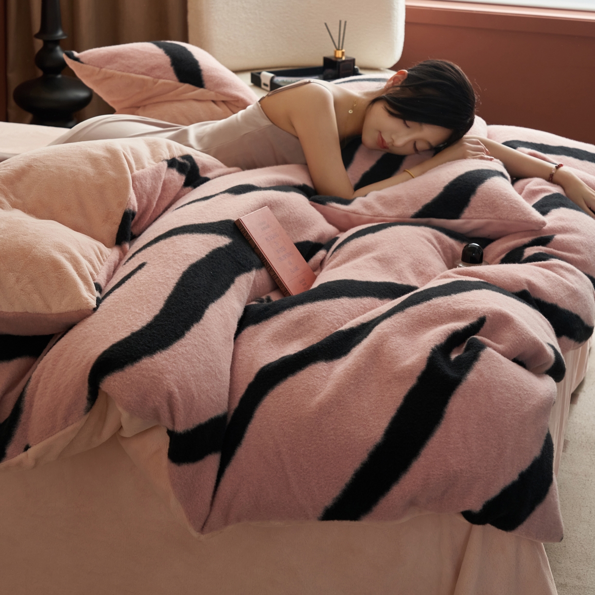 91家纺网 家纺一手货源 找家纺 晨曦家纺 2025新款加厚加绒羊驼绒四件套牛奶绒四件套 岁月流金-粉