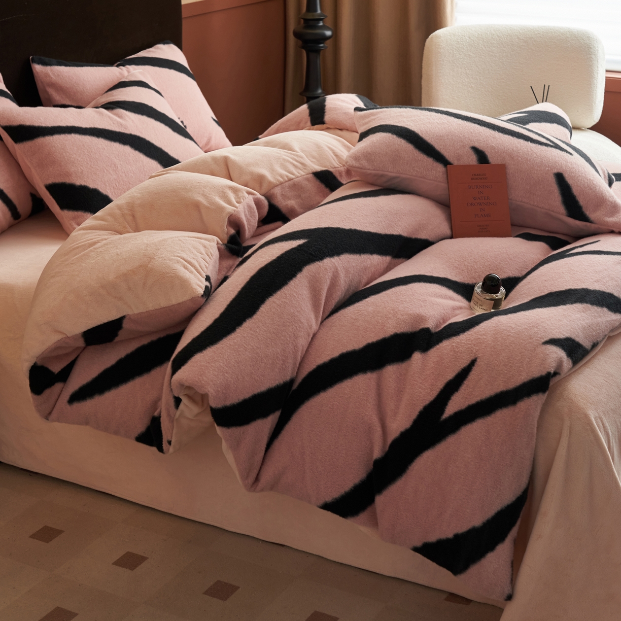 91家纺网 家纺一手货源 找家纺 晨曦家纺 2025新款加厚加绒羊驼绒四件套牛奶绒四件套 岁月流金-粉