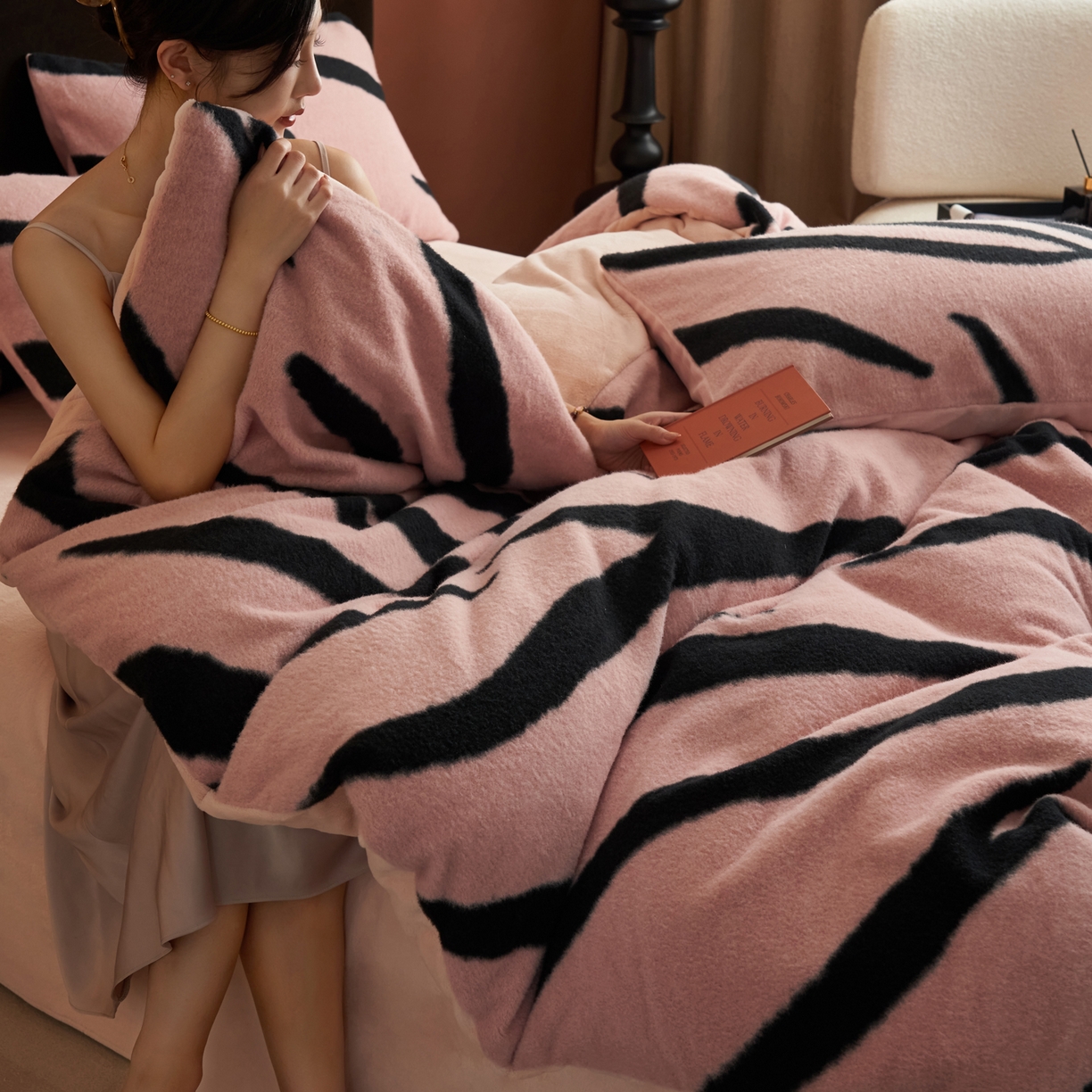 91家纺网 家纺一手货源 找家纺 晨曦家纺 2025新款加厚加绒羊驼绒四件套牛奶绒四件套 岁月流金-粉