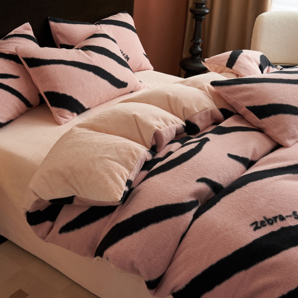 91家纺网 家纺一手货源 找家纺 晨曦家纺 2025新款加厚加绒羊驼绒四件套牛奶绒四件套 岁月流金-粉