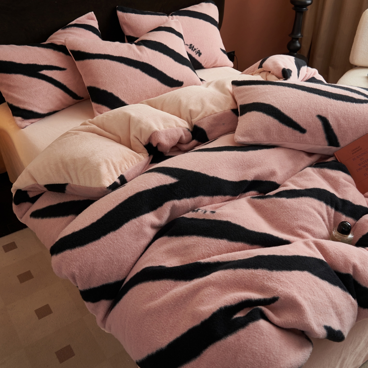 91家纺网 家纺一手货源 找家纺 晨曦家纺 2025新款加厚加绒羊驼绒四件套牛奶绒四件套 岁月流金-粉