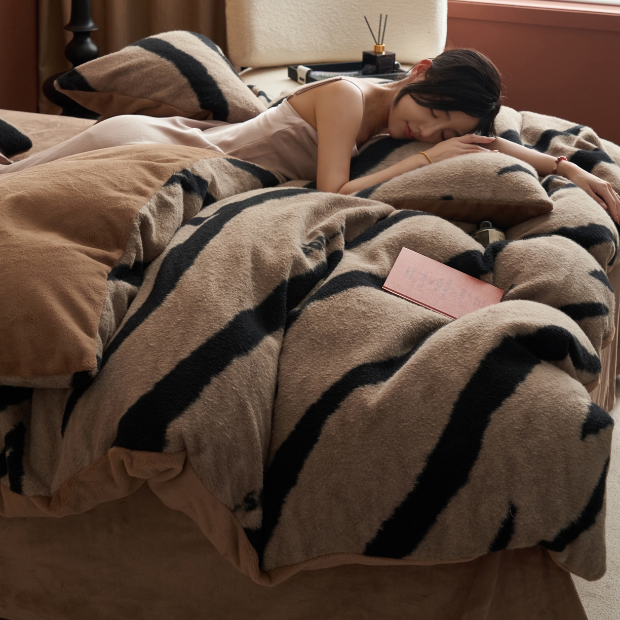 91家纺网 家纺一手货源 找家纺 晨曦家纺 2025新款加厚加绒羊驼绒四件套牛奶绒四件套 岁月流金-咖