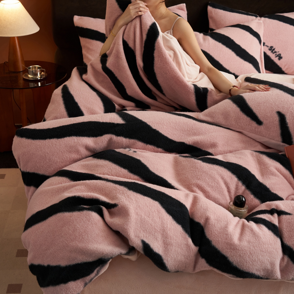 91家纺网 家纺一手货源 找家纺 晨曦家纺 2025新款加厚加绒羊驼绒四件套牛奶绒四件套 岁月流金-粉