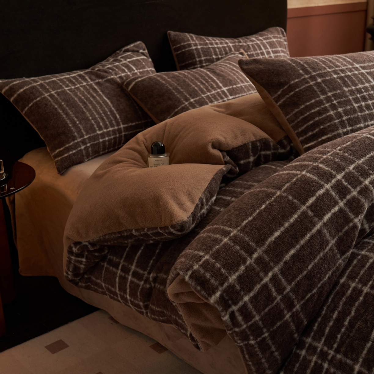 91家纺网 家纺一手货源 找家纺 晨曦家纺 2025新款加厚加绒羊驼绒四件套牛奶绒四件套 年华-咖