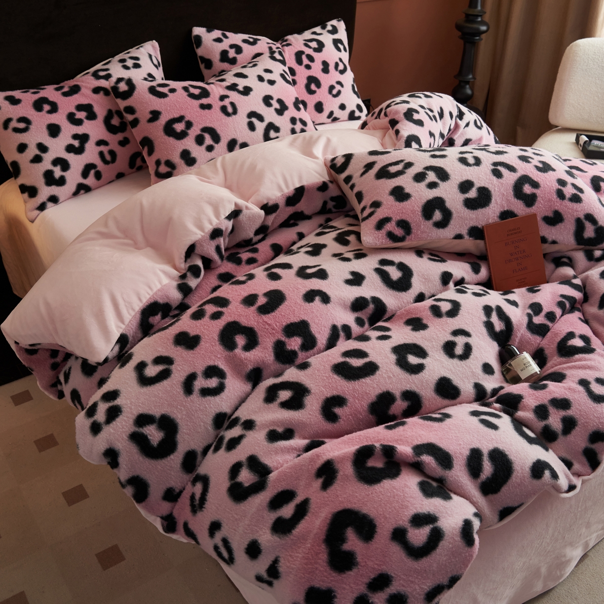 91家纺网 家纺一手货源 找家纺 晨曦家纺 2025新款加厚加绒羊驼绒四件套牛奶绒四件套 豹纹-粉