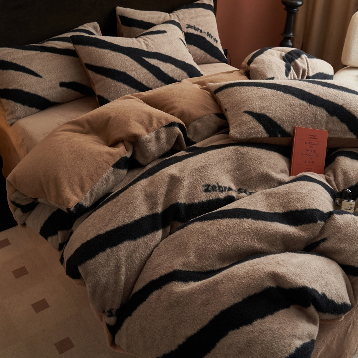 91家纺网 家纺一手货源 找家纺 晨曦家纺 2025新款加厚加绒羊驼绒四件套牛奶绒四件套 岁月流金-咖