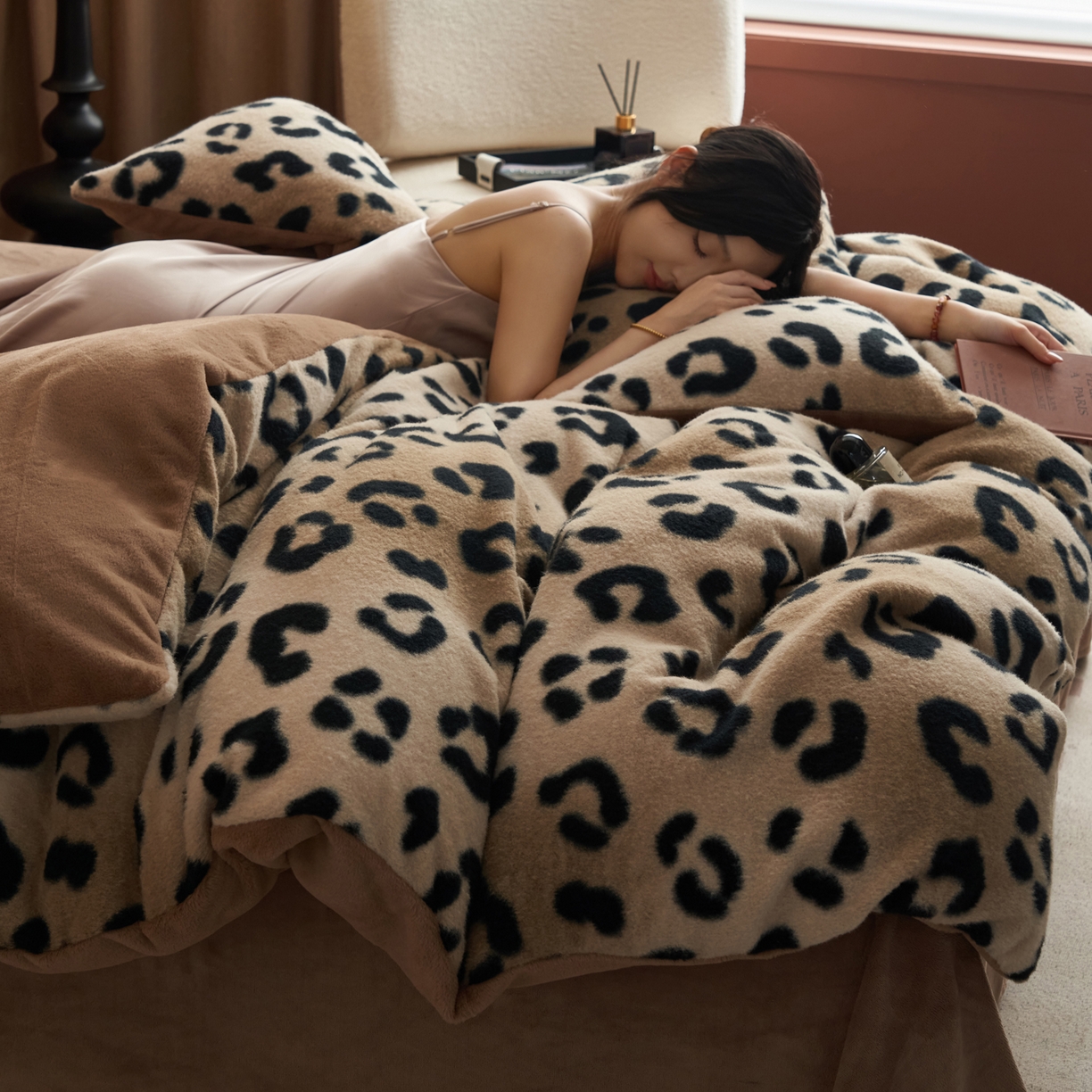 91家纺网 家纺一手货源 找家纺 晨曦家纺 2025新款加厚加绒羊驼绒四件套牛奶绒四件套 豹纹咖