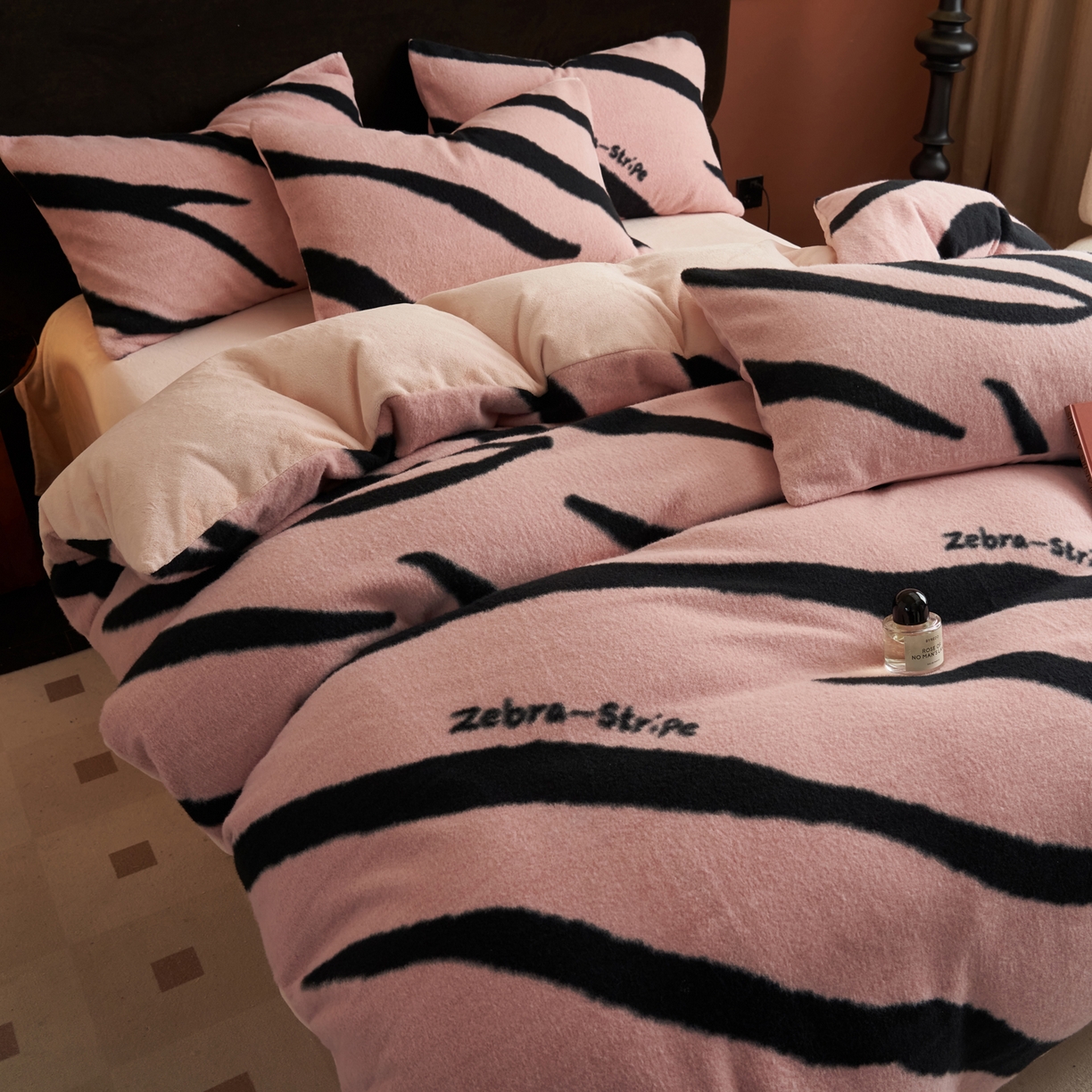 91家纺网 家纺一手货源 找家纺 晨曦家纺 2025新款加厚加绒羊驼绒四件套牛奶绒四件套 岁月流金-粉