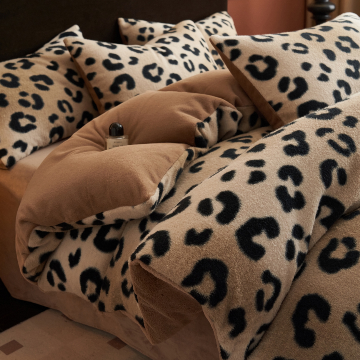 91家纺网 家纺一手货源 找家纺 晨曦家纺 2025新款加厚加绒羊驼绒四件套牛奶绒四件套 豹纹咖