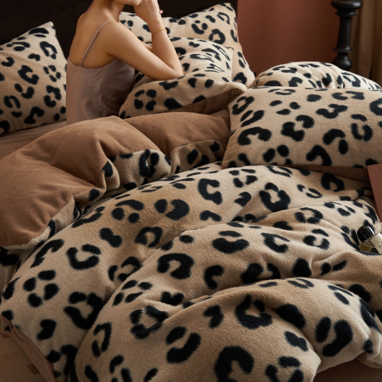 91家纺网 家纺一手货源 找家纺 晨曦家纺 2025新款加厚加绒羊驼绒四件套牛奶绒四件套 豹纹咖