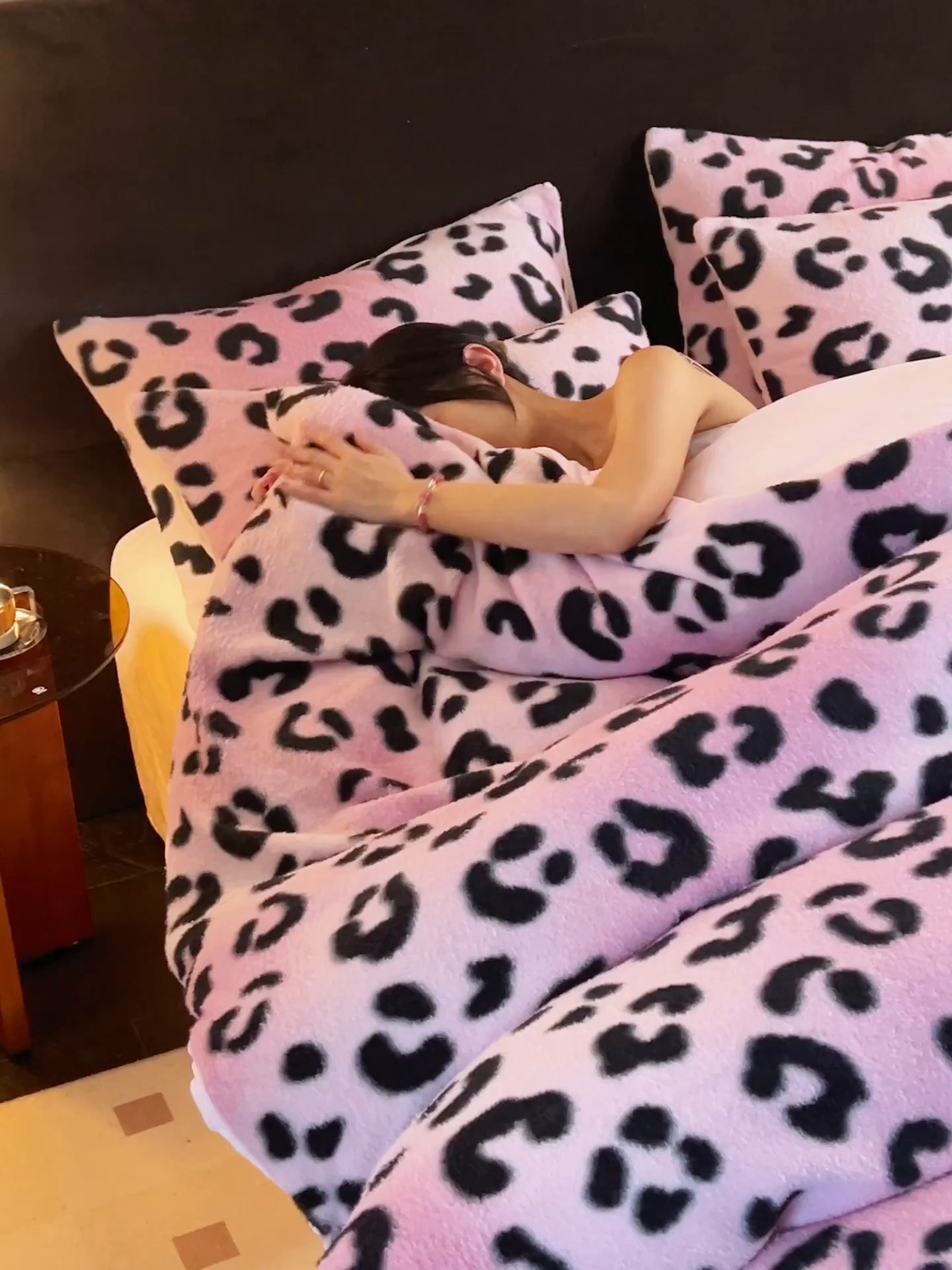 91家纺网 家纺一手货源 找家纺 晨曦家纺 2025新款加厚加绒羊驼绒四件套牛奶绒四件套 豹纹-粉