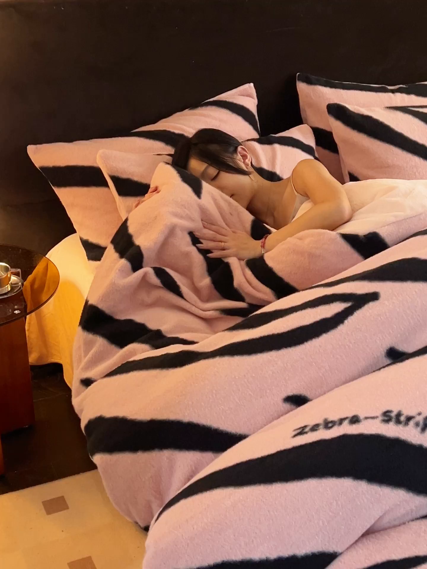 91家纺网 家纺一手货源 找家纺 晨曦家纺 2025新款加厚加绒羊驼绒四件套牛奶绒四件套 岁月流金-粉